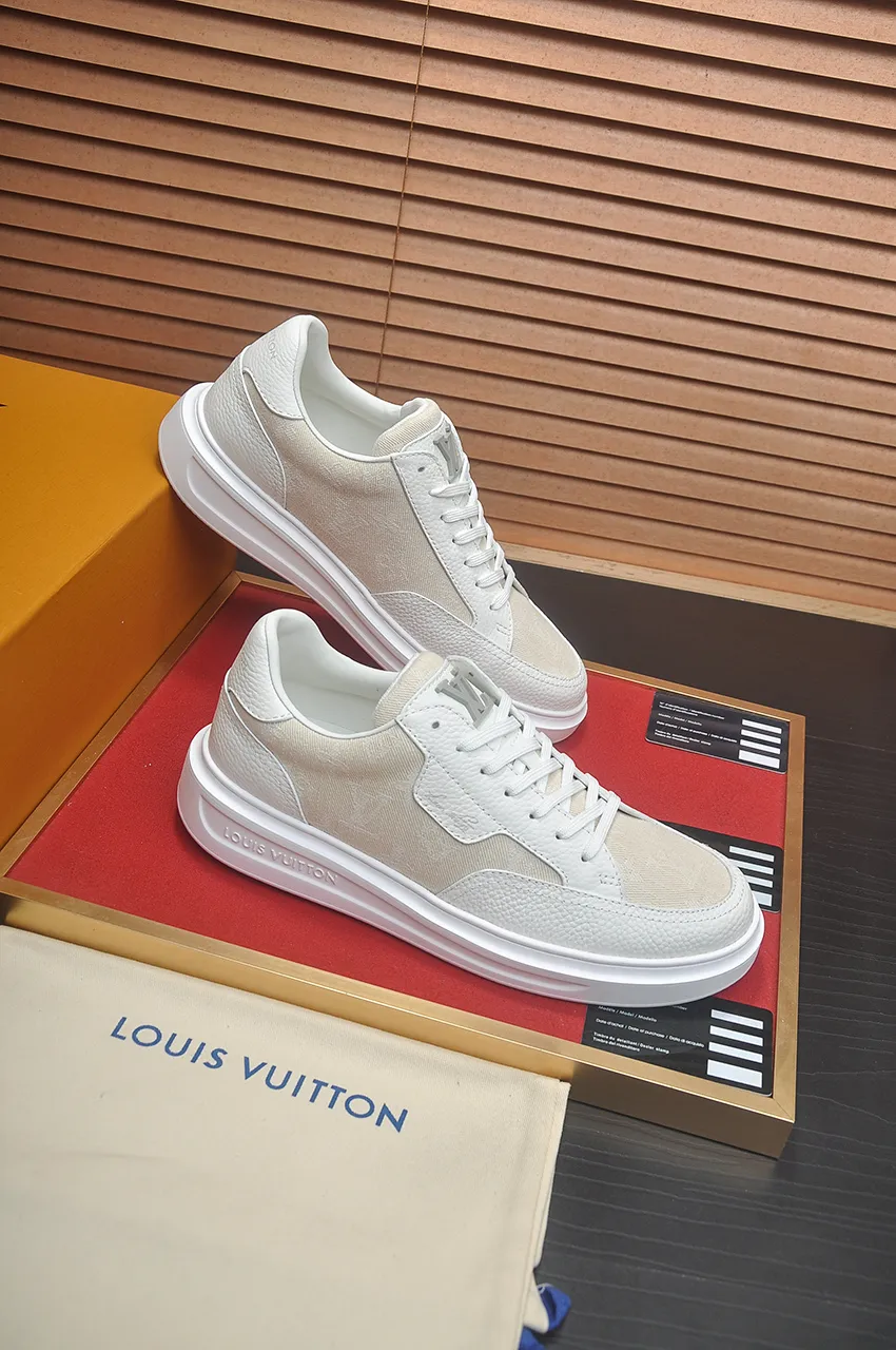 Men's men's shoes 💰640💶Original development, quality shipping, welcome to compare - LV sneaker series sports shoes introduce the loose silhouette of the ready-to-wear series into the spring and summer men's wear shows and make an eye-catching appearance. The cow leather upper is combined with rough fabric laces, and colorful beading highlights the brand's classic elements. LV letters mark the tongue and Monogram floral outsole. Mixed materials Made of top-grain cowhide, thick shoelace design, large Monogram print on the side, mesh lining and cotton feet, the comfort is as extreme as ever, premium heritage, quality first, worth owning! Size: Men’s 38-45 (45 is custom-made and cannot be returned or exchanged)